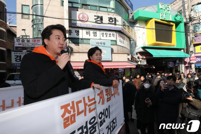 [사진] 망원시장서 정책 홍보하는 이준석·양향자