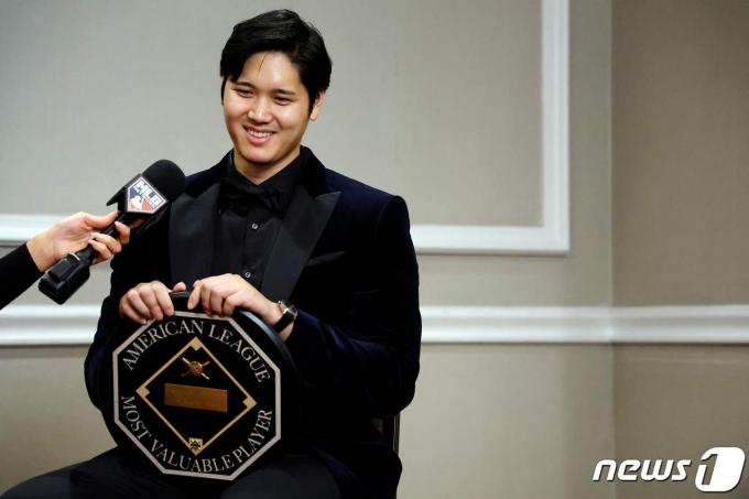 [사진] 오타니, MVP 상 수상에 