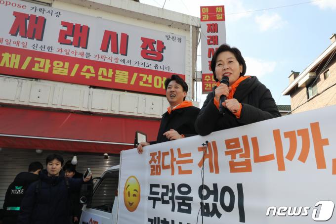 [사진] 이준석·양향자, 망원시장 찾아 정책 홍보