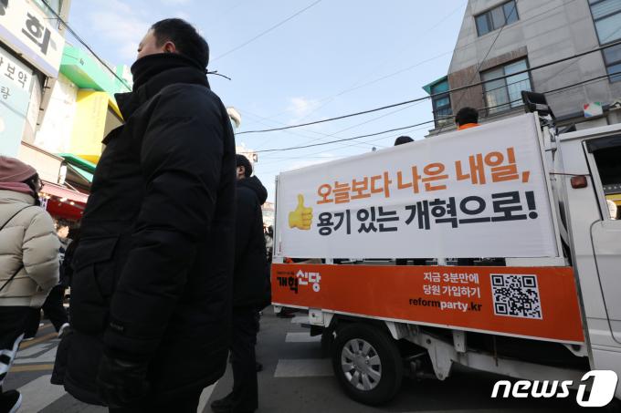 [사진] 잇단 정치인 테러에 '경계 근무'