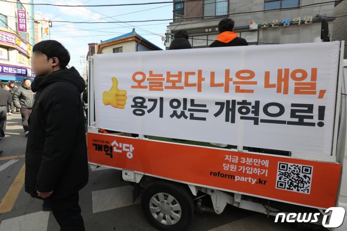 [사진] 잇단 정치인 테러에 '경계 근무'