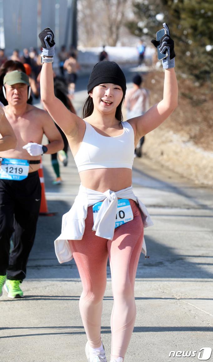 [사진] 강추위 물리치는 알몸마라톤