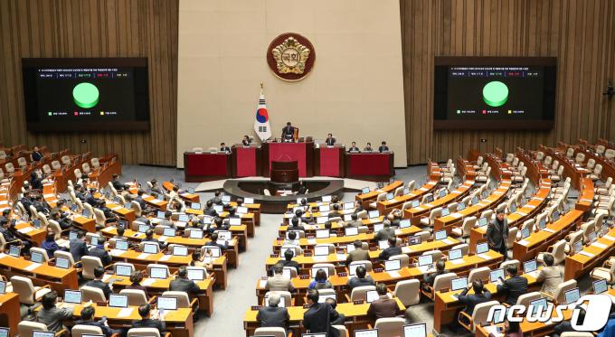 9일 오후 서울 여의도 국회 본회의장에서 열린 제411회 국회(임시회) 제4차 본회의에서 10.29 이태원 참사 진상규명과 재발 방지를 골자로 한 이태원 참사 특별법 수정안이 국민의힘 의원들이 퇴장한 가운데 재석 177명, 찬성 177표로 가결되고 있다. 2024.1.9/뉴스1 ⓒ News1 이승배 기자