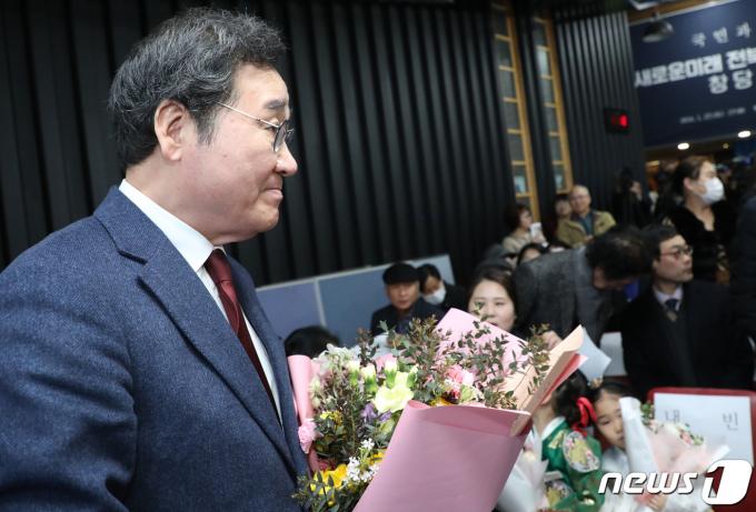 이낙연 새로운미래당 인재영입위원장이 27일 전북 전주시 롯데시네마 전주평화점에서 열린 새로운미래 전북특별자치도당 창당대회에 참석해 꽃다발을 받고 있다. 2024.1.27/뉴스1 ⓒ News1 유경석 기자
