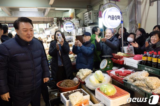 윤석열 대통령이 25일 경기 의정부제일시장을 찾아 상인과 인사하고 있다. (대통령실 제공) 2024.1.25/뉴스1 ⓒ News1 안은나 기자
