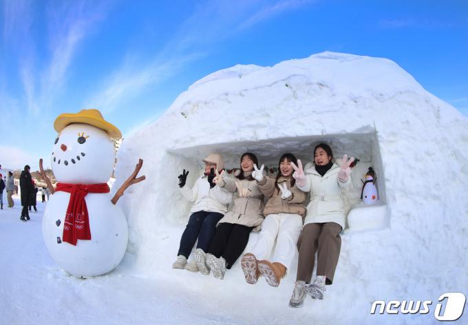 [사진] 대관령눈꽃축제 즐기는 방문객들