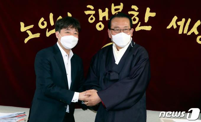 이준석 개혁신당 대표와 김호일 대한노인회장. 뉴스1 ⓒ News1 국회사진취재단
