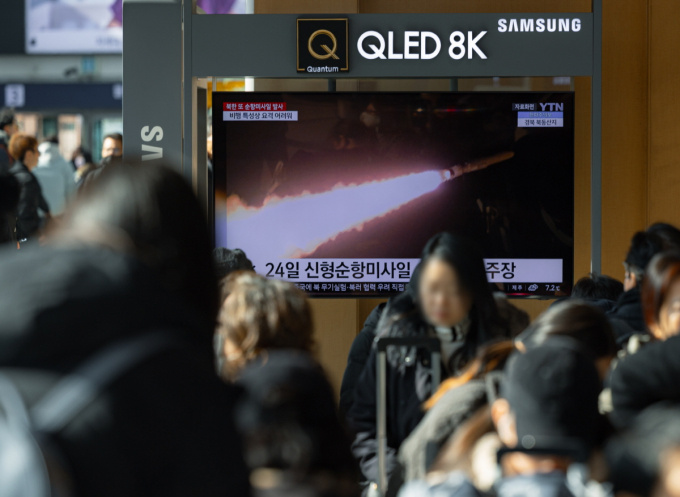북한이 함경남도 신포 일대에서 여러 발의 순항미사일을 발사한 28일 오후 서울역 대합실에서 시민들이 뉴스를 보고 있다. 북한의 순항미사일 발사는 올 들어 7번째 북한의 무력 도발이다. /사진=뉴스1