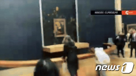 환경 운동가 2명이 프랑스 루브르 박물관의 명물인 '모나리자' 작품에 수프를 던지는 사건이 발생했다. (엑스 갈무리)