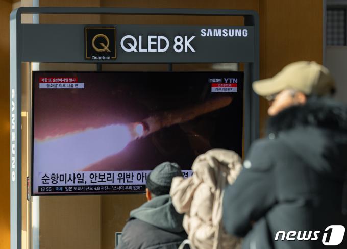 북한이 함경남도 신포 일대에서 여러 발의 순항미사일을 발사한 28일 오후 서울 용산구 서울역 대합실에서 시민들이 관련 뉴스를 바라보고 있다. 신포항은 북한의 잠수함 기지로, 북한이 잠수함에서 순항미사일을 발사했을 가능성이 제기된다.. 이번 순항미사일 발사는 올해 들어 일곱 번째 북한의 무력 도발이다. 2024.1.28/뉴스1 ⓒ News1 이재명 기자