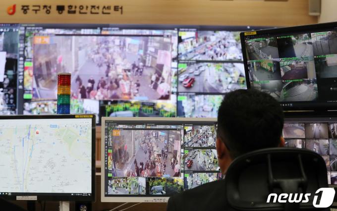 서울 중구청 통합안전센터의 지능형 CCTV관제시스템이 작동하는 모습. ⓒ News1 박세연 기자