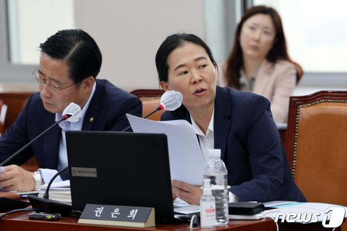 권은희 국민의힘 의원이 13일 서울 여의도 국회에서 열린 교육위원회의 한국고전번역원 등 국정감사에서 신명호 한국교육학술정보원(KERIS) 원장 직무대행에게 질의하고 있다. 2023.10.13/뉴스1 ⓒ News1 황기선 기자