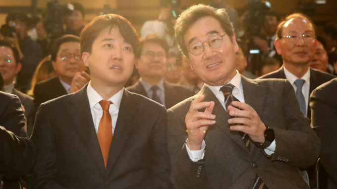 제3지대 진영별 통합 중텐트가 완성된 가운데 신당 세력들이 보수·진보 등의 진영별 통합을 이루면서 빅텐트(포괄정당) 구축에 속도가 붙을지 관심이 쏠리고 있다. 사진은 지난 16일 서울 동작구 서울여성플라자에서 열린 새로운미래 창당발기인대회에서 이준석 개혁신당 대표와 이낙연 새로운미래 인재위원장이 대화하는 모습. /사진=뉴스1