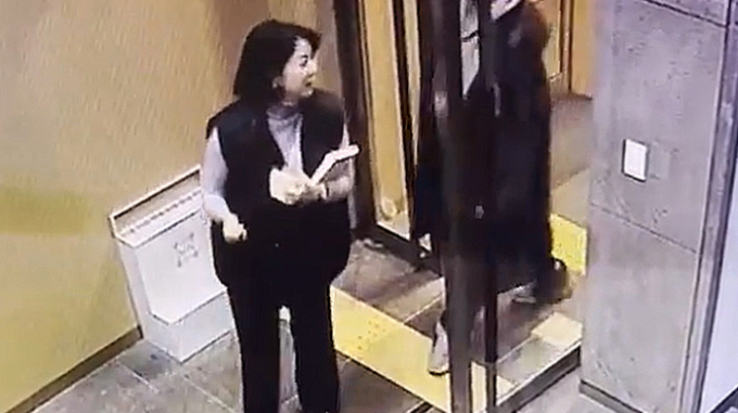 경찰이 배현진 국민의힘 의원을 공격한 중학생 피의자의 불구속 수사를 결정해 계획범죄의 여부를 계속 수사 중이다. 사진은 범행이 일어난 당시의 CCTV 화면. /사진=머니투데이(배현진 의원실 제공)