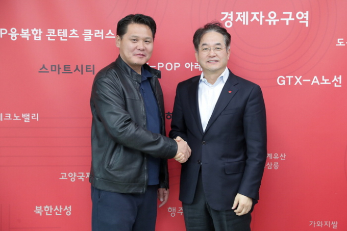 (왼쪽부터)툴가 부야 몽골 항만부장관, 악수하는 이동환 고양특례시장. / 사진제공=고양특례시