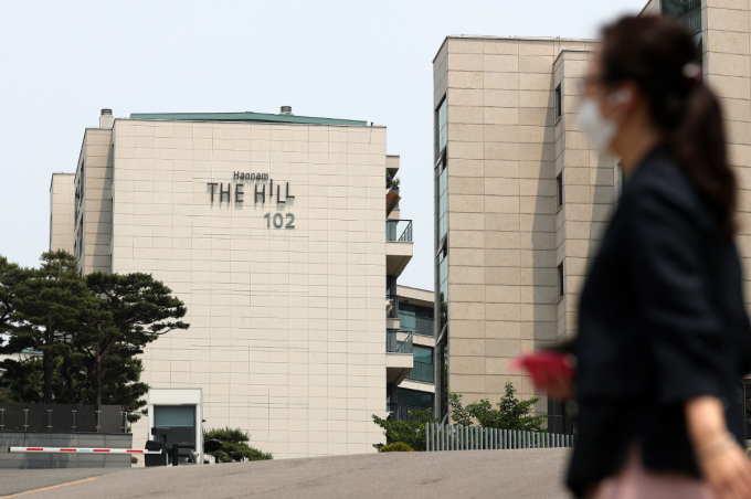  박효신이 전입신고를 한 한남동 한남더힐 매물이 서울서부지방법원에서 경매를 진행할 예정이었으나 최근 집행정지 처분이 내려졌다./사진=뉴시스