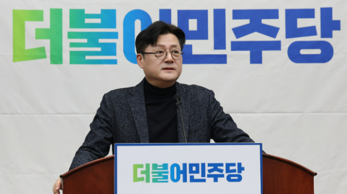 홍익표 더불어민주당 원내대표가 29일 오전 CBS라디오 '김현정의 뉴스쇼'에 출연해 이언주 전 의원이 복당을 하더라도 이번 총선에 출마하지 않거나 선당후사 하는 모습을 보여야 한다고 주장했다. 사진은 지난 25일 서울 여의도 국회에서 열린 의원총회에서 홍 원내대표가 발언하는 모습. /사진=뉴스1