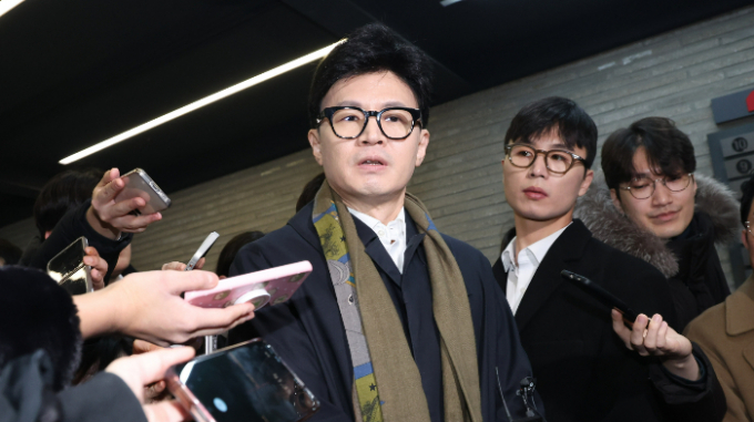 한동훈 국민의힘 비상대책위원장이 취임 한달을 맞아 총선까지 남은 72일 동안 하루처럼 열심히 살겠다고 각오를 다졌다. 사진은 29일 오전 취재진 질문에 답하는 한 위원장. /사진=뉴스1