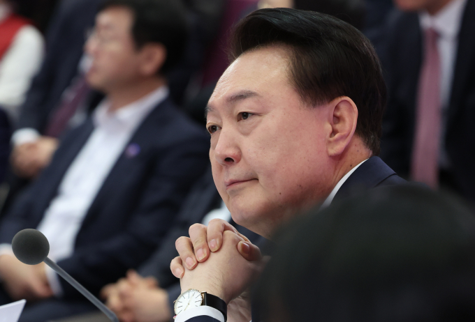 윤석열 대통령이 김건희 여사 디올백 논란 입장 표명을 놓고 고심 중이다. 사진은 윤 대통령이 지난 25일 경기 의정부시청 대강당에서 '출퇴근 30분 시대, 교통격차 해소'를 주제로 열린 여섯번째 국민과 함께하는 민생토론회에서 박상우 국토교통부 장관의 광역교통 혁신발표를 경청하는 모습. /사진=뉴시스