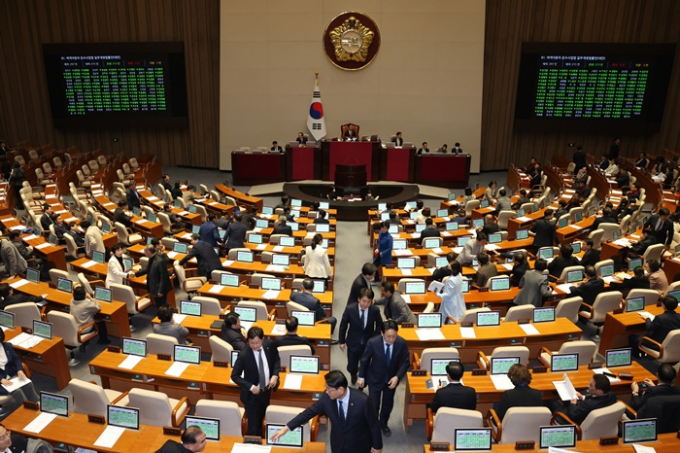 지난 28일 김진표 국회의장이 50인 미만 기업으로 적용 범위가 확대된 중대재해처벌법(중대재해법) 개정안이 재논의 가능성을 언급했다. 사진은 지난 25일 서울 여의도 국회 본회의장에서 열린 제412회국회(임시회) 제1차 본회의에서 의원들이 회의장을 나서는 모습. /사진=뉴스1