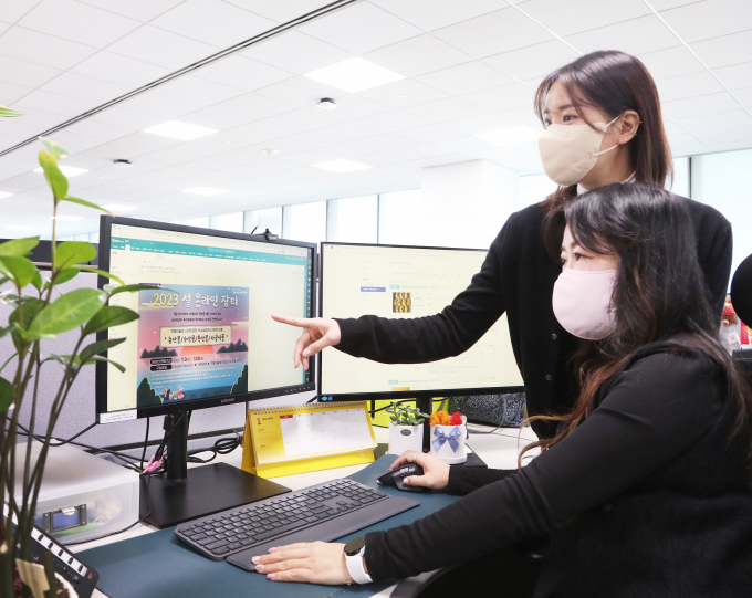 29일 삼성전자 직원들이 설을 앞두고 온라인 장터에서 상품을 구매하는 모습. / 사진=삼성전자
