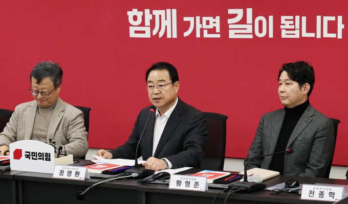 국민의힘 공천관리위원회(공관위)가 29일 오전9시부터 오는 다음달 3일 오후 6시까지 제22대 국회의원 지역구 후보 공천 신청을 받는다. 사진은 정영환 국민의힘 공천관리위원장(가운데)이 지난 23일 서울 여의도 중앙당사에서 열린 공관위 2차 회의에서 모두발언을 하는 모습. /사진=뉴스1