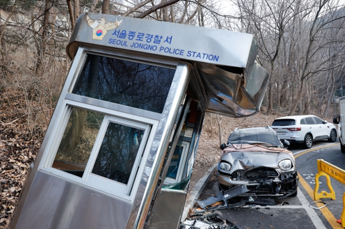 SUV 차량이 러시아 대사관저 초소를 들이받아 근무하던 경찰관이 중상을 입고 병원으로 이송되는 사고가 발생했다. 사진은 29일 서울 종로구 러시아대사관저 앞 초소가 전날 저녁 발생한 사고로 찌그러져 있는 모습. /사진=뉴스1