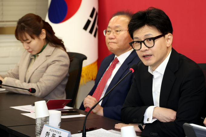 한동훈 국민의힘 비상대책위원장이 이재명 더불어민주당 대표 피습 사건 축소 의혹을 제기한 야당을 비판했다. 사진은  한 위원장(오른쪽)이 29일 오전 서울 여의도 국민의힘 중앙당사에서 열린 비상대책위원회 회의에서 발언하는 모습. /사진=뉴시스
