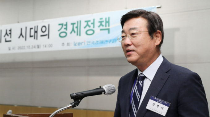 규제개혁위원회가 소상공인·자영업자의 과도한 교육 부담을 완화하기 위해 재창업 의무 식품위생교육을 기존 6시간 집합 교육에서 3시간 온라인 정기교육으로 완화했다. 사진은 지난해 10월 김종혁 규제개혁위원회 위원장이 서울 영등포구 전경련회관 컨퍼런스센터에서 열린 '스태그플레이션 시대의 경제정책 세미나'에서 인삿말을 건네는 모습. /사진=뉴스1