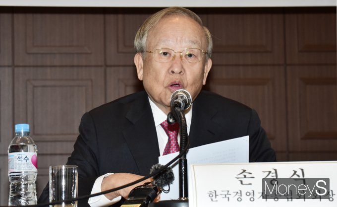 ▲ 경총 인사말 전하는 손경식 회장
