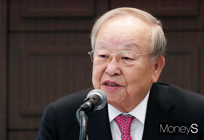 ▲ 취재진 질의 답하는 손경식 경총 회장