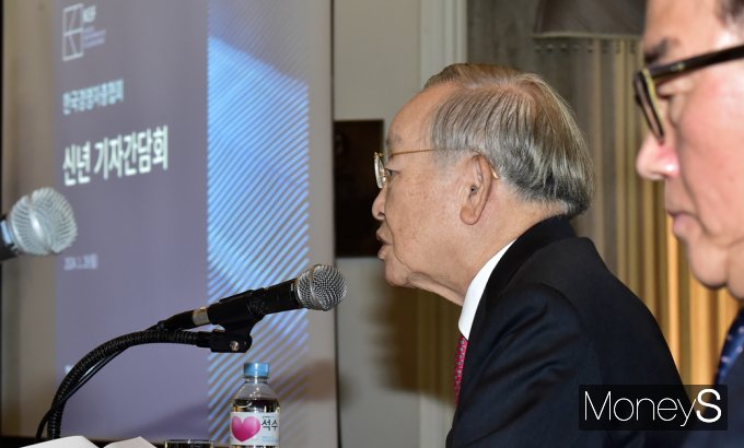 ▲ 취재진 질의에 답하는 손경식 경총 회장