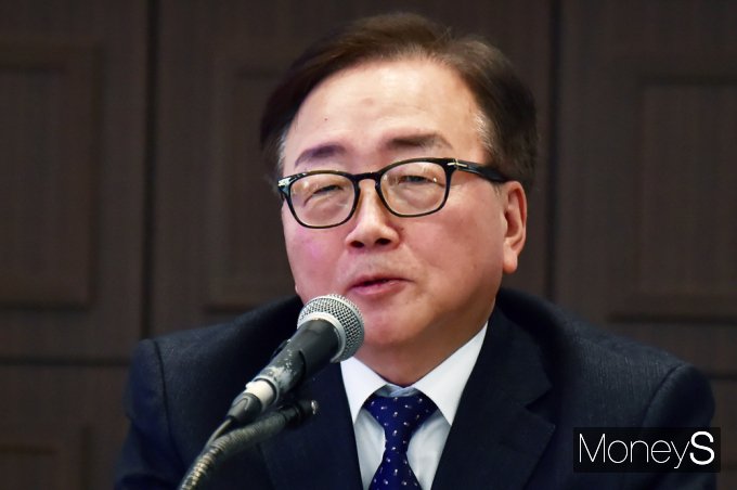 [머니S포토] 질의에 답하는 이동근 경총 부회장