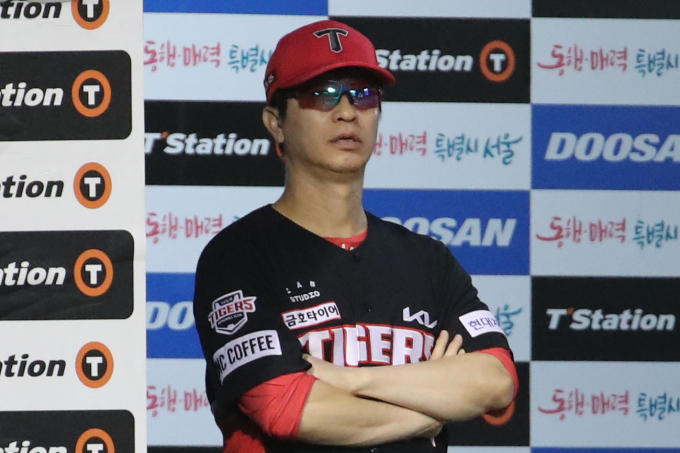 검찰이 김종국 기아 감독과 장정석 전 기아 단장에 대해 구속 영장을 청구했다. 사진은 덕아웃에서 경기를 지켜보는 김종국 감독. /사진= 뉴스1