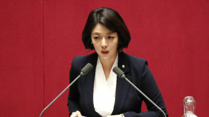 배현진 국민의힘 의원 측이 피습범의 부모가 사과했다는 경찰의 브리핑과 관련한 입장문을 내고 지난 25일부터 29일 이날까지 본인을 비롯한 보좌진 누구도 피의자 측에게 사과를 받은 적이 없다고 발표했다. 사진은 지난  8일 서울 여의도 국회에서 열린 제410회 국회 제5차 본회의 교육·사회·문화 분야 대정부질문에서 배 의원이 발언하는 모습. /사진=뉴스1