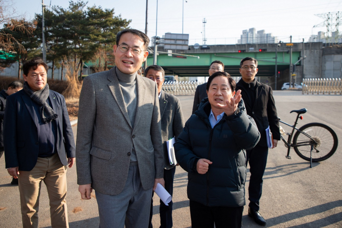 강희업 대광위원장이 남양주시를 방문해 홍지선 남양주 부시장 등 관계자들과 신도시 교통 시설 적기 공급에 관해 논의하고 있다. / 사진제공=국토교통부