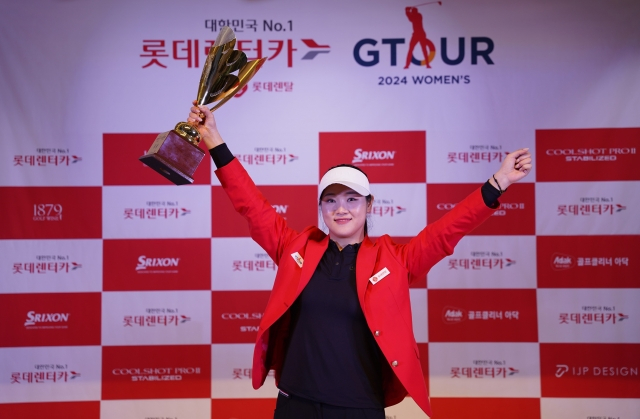 스크린골프 GTOUR WOMEN'S 1차 대회 정상에 오른 조예진이 우승컵을 들고 기념 촬영을 하고 있다. /사진= 골프존