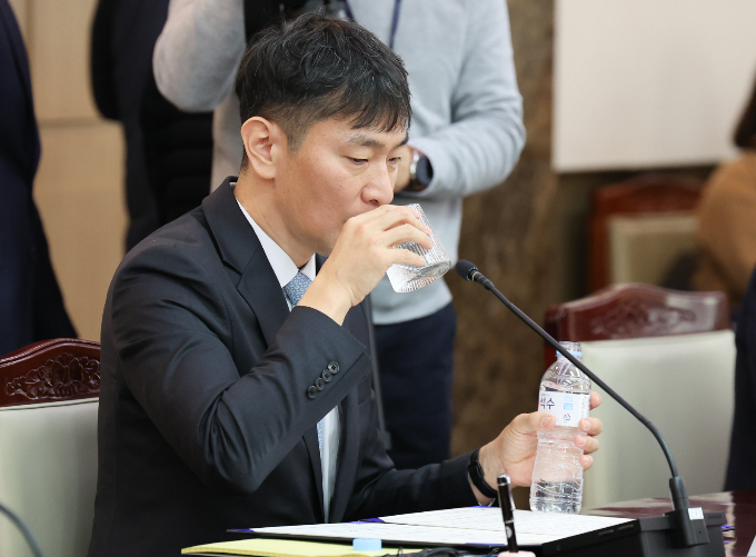 이복현 금융감독원장이 지난 25일 서울 종로구 정부서울청사에서 열린 착한가격업소 이용활성화 업무 협약식에서 물을 마시고 있다./사진=뉴스1