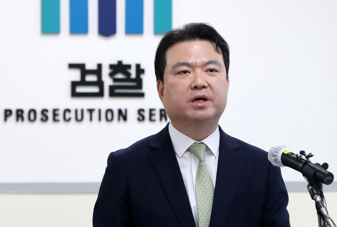 이재명 더불어민주당 대표를 흉기로 습격한 60대 남성이 구속기소다. 검찰은 변명문 우편 발송을 도운 방조범 외에는 추가적 공범이나 배후가 없다고 봤다. 사진은 박상진 부산지검 특별수사팀장이 29일 오후 부산 연제구 부산지검 소회의실에서 이재명 더불어민주당 대표 피습 사건과 관련해 최종 수사결과를 발표하는 모습. /사진=뉴스1