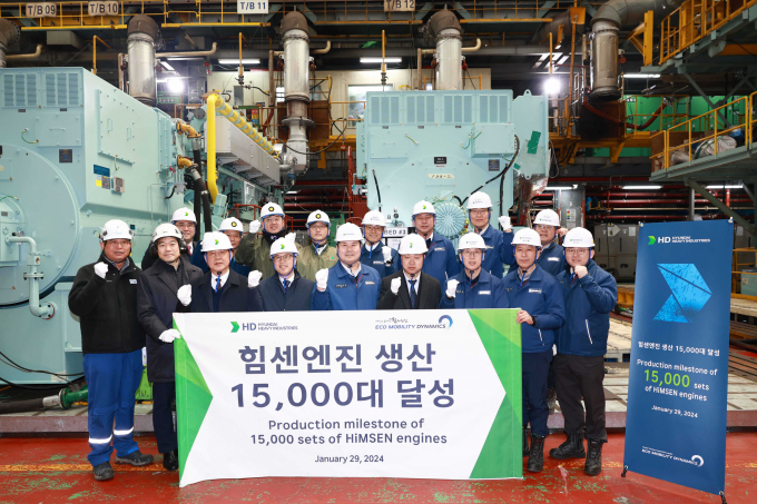 HD현대중공업이 29일 국내 최초로 독자 개발한 ‘힘센엔진’의 누계 생산 1만5000대 달성 기념 행사를 가졌다. /사진=HD현대중공업