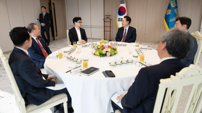 윤석열 대통령이 한동훈 국민의힘 비상대책위원장과 윤재옥 원내대표를 용산 대통령실로 초청해 약 2시간 동안 오찬 회동 했다. 회동에서 윤 대통령은 민생 개선을 위해 당정이 배가의 노력을 해야 한다고 주장했다.사진은 이날 서울 용산 대통령실 청사에서 회동이 진행되는 모습. /사진=뉴시스