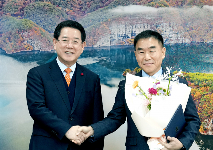 김영록 전라남도지사가 29일 도청 접견실에서 황규철 신임 녹색에너지연구원 6대 원장에게 임명장을 수여하고 기념촬영을 하고 있다. 사진 왼쪽부터 김영록 지사, 황규철 원장/전남도