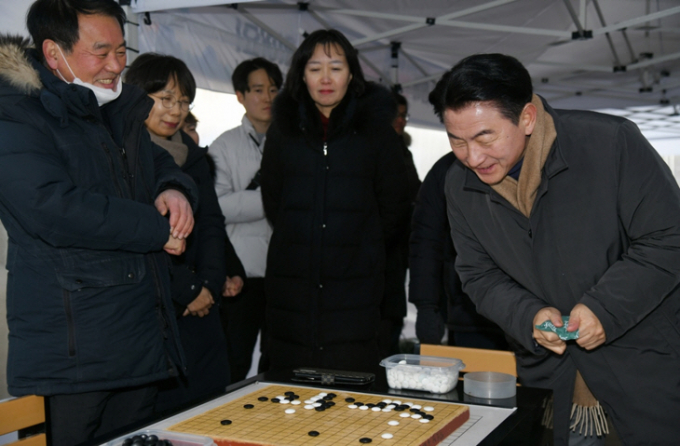 김동근 의정부시장(맨오른쪽)이 중랑천 동막교 하부 ICT(정보통신기술) 쉼터를 찾아 이용 현황을 살피고 있다. / 사진제공=의정부시