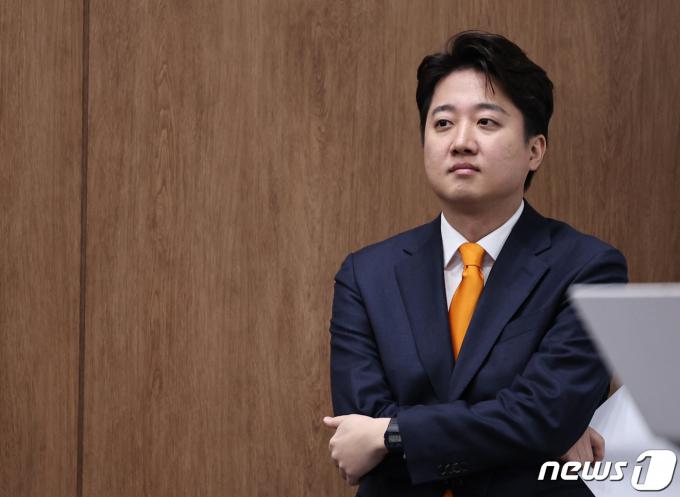 이준석 개혁신당 대표가 29일 오전 서울 여의도 국회 소통관에서 국방 정책공약 발표를 앞두고 생각에 잠겨있다. 2024.1.29/뉴스1 ⓒ News1 구윤성 기자
