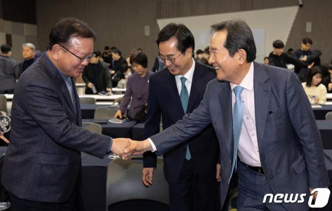 [사진] 악수하는 정세균 이사장·김부겸 전 총리