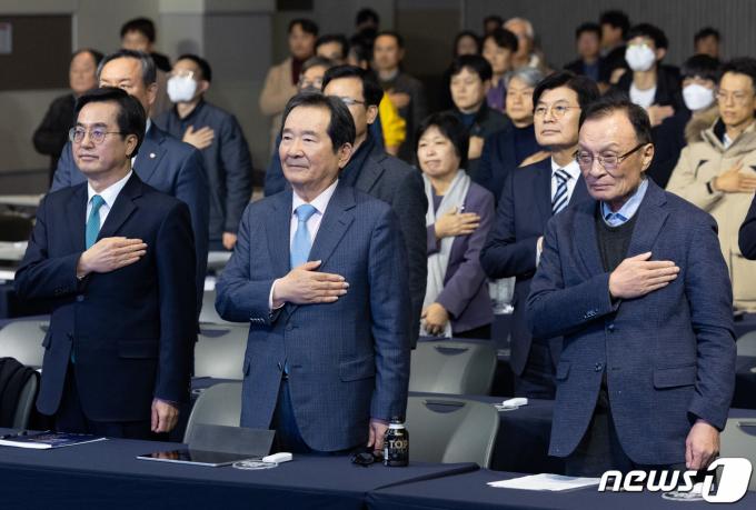 [사진] 국민의례 하는 이해찬·정세균·김동연