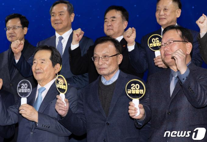 [사진] 기념촬영 하는 정세균·이해찬·김부겸