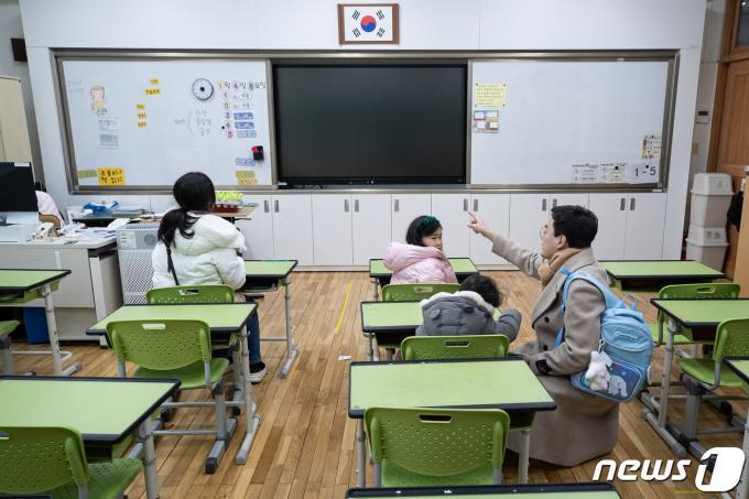 서울 서초구의 한 학교에서 2024학년도 초등학교 신입생 예비소집에 참석한 한 신입생 가족이 교실을 둘러보고 있다. /뉴스1 ⓒ News1 유승관 기자