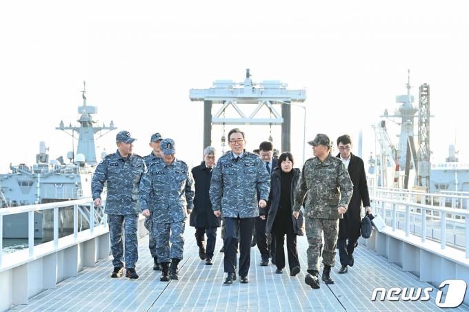 [사진] 제2해상전투단 방문한 조태열 장관