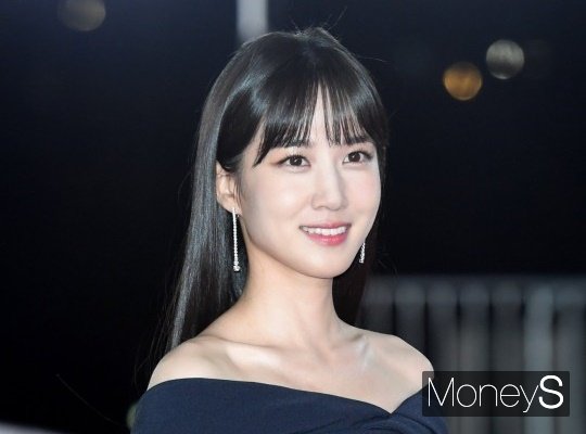 배우 박은빈이 드라마 회당 출연료 3억원설을 부인했다. 사진은 지난 2021년 11월 서울 영등포구 여의도 KBS홀에서 열린 제42회 청룡영화상 레드카펫 행사에 참석한 배우 박은빈. /사진=장동규 기자